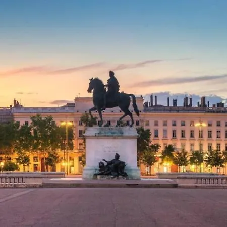Apartamento Le Petit Debrousse, Confort Calme Et Parking Lyon