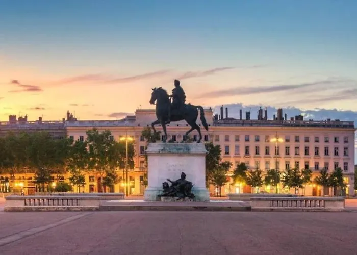 Apartamento Le Petit Debrousse, Confort Calme Et Parking Lyon